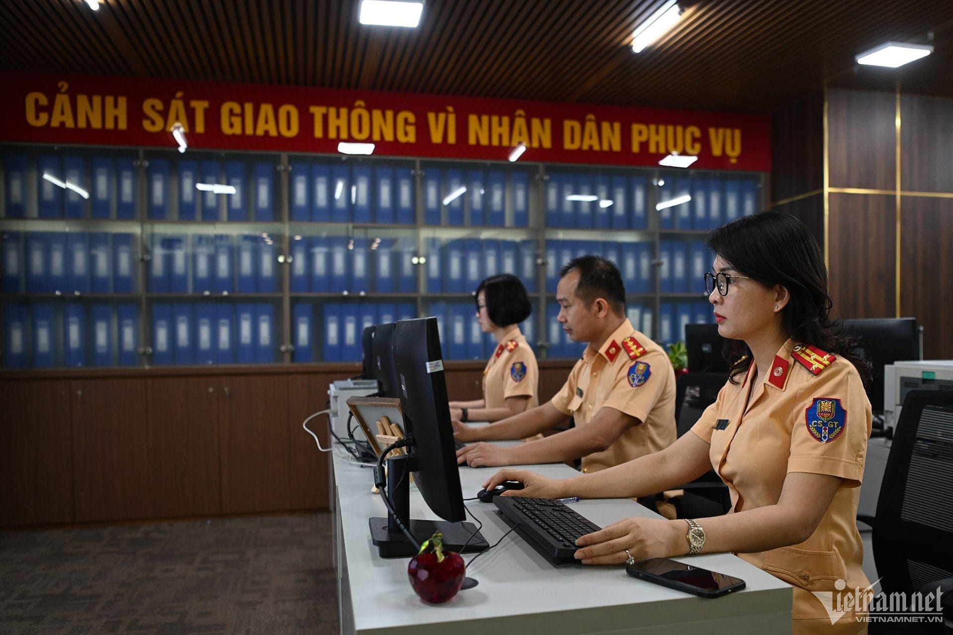 Cục CSGT giám sát các phiên đấu giá biển số. Ảnh: Đình Hiếu